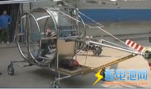 山東鐘表修理工自造鋰電池動力飛機