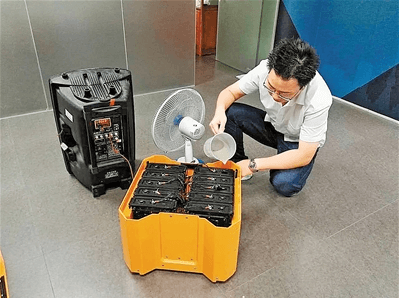 海能動(dòng)力的鹽水電池可以帶動(dòng)音箱和風(fēng)扇 