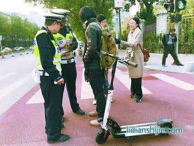 北京警方嚴查電動滑板車上路