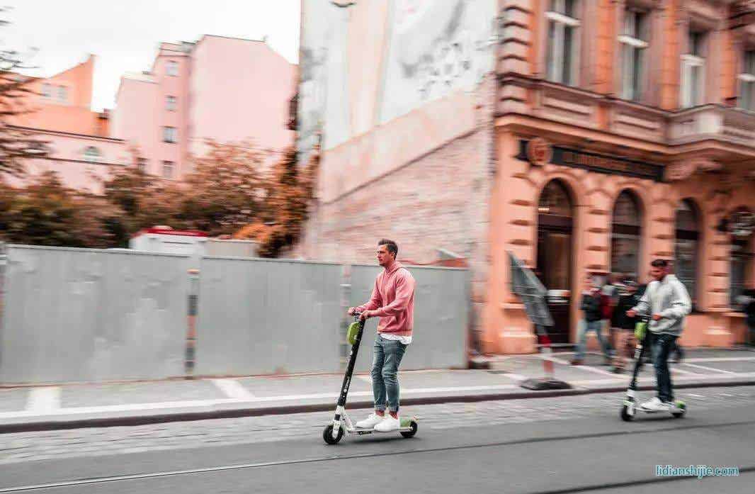 在街頭騎滑板車的年輕人