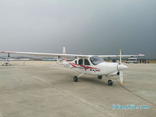 我國(guó)自主研制新能源四座電動(dòng)飛機(jī)沈陽首飛