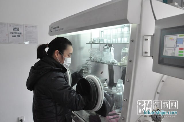 工作人員在無水無氧狀態下測試電池性能