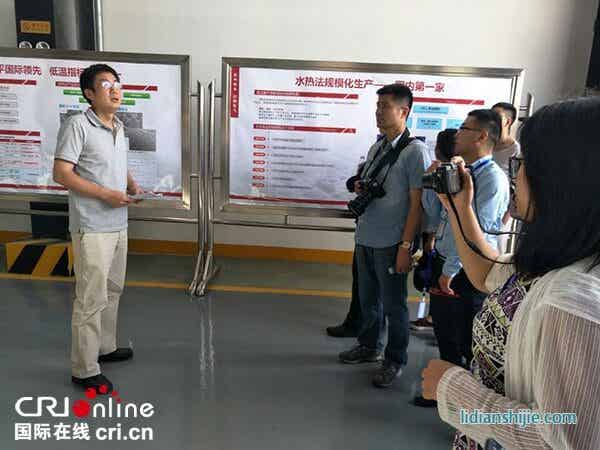 德陽威旭鋰電負責人向媒體記者介紹情況