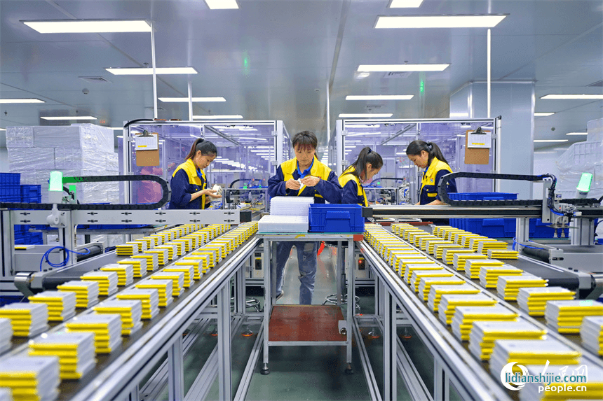 江西省吉安市永新縣工業(yè)開發(fā)區(qū)一車間內(nèi)，工人在自動(dòng)化產(chǎn)線上加工出口的鋰電池產(chǎn)品